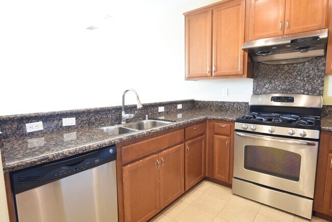 Foto del edificio - Beautiful & Contemporary 4 Bedroom 3 Bath Tri-level Townhome with Cupertino Schools