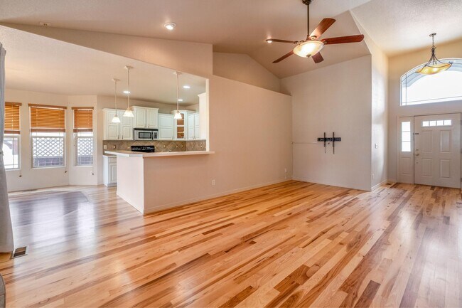 Building Photo - 5-bedroom, 3-bathroom home located in Wind...