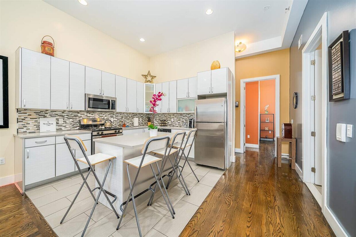 Foto principal - 646 Montgomery St