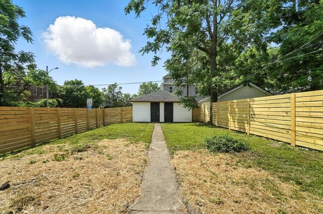 Building Photo - 887-889-889 E Livingston Ave