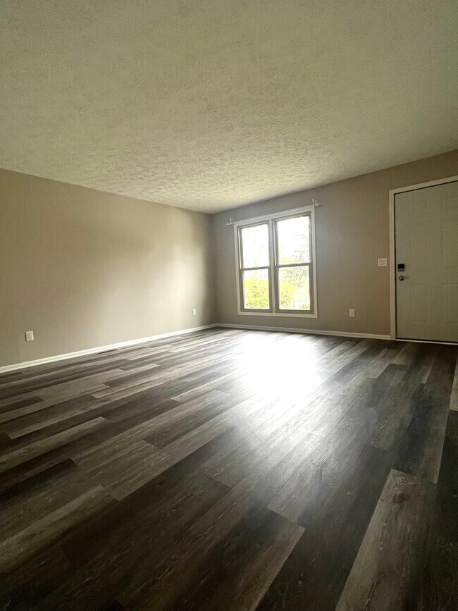 Living Room - 2102 Summit View Rd