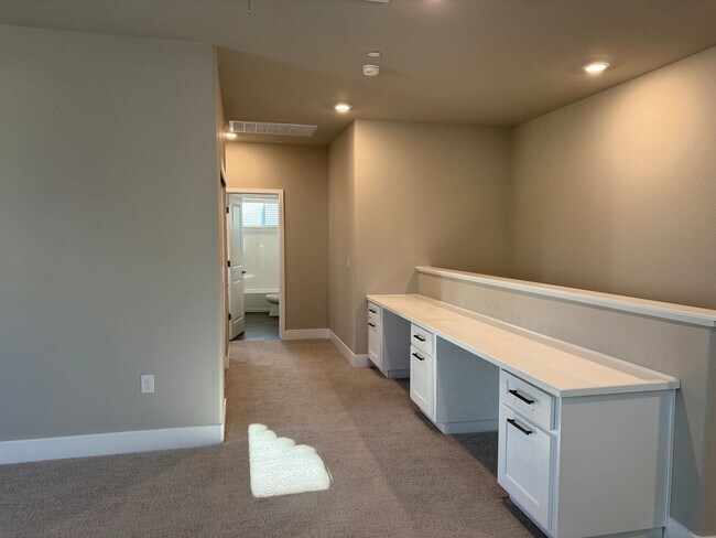 Foto del edificio - Recently Built Modern 4BD/2.5BA Single Family Home in Desirable Whitney Ranch Community!