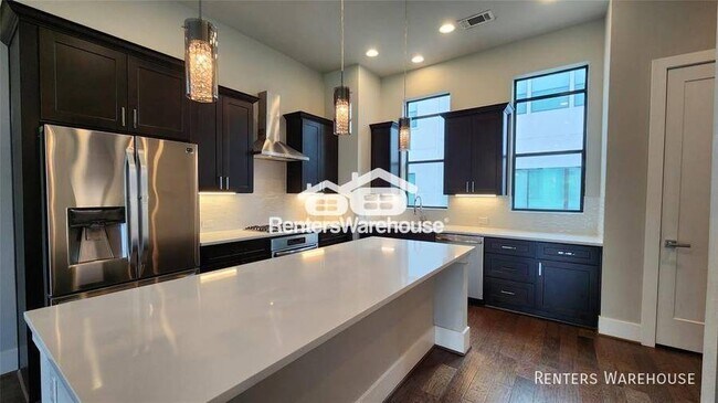 Building Photo - Gorgeous 3 story luxury freestanding townh...
