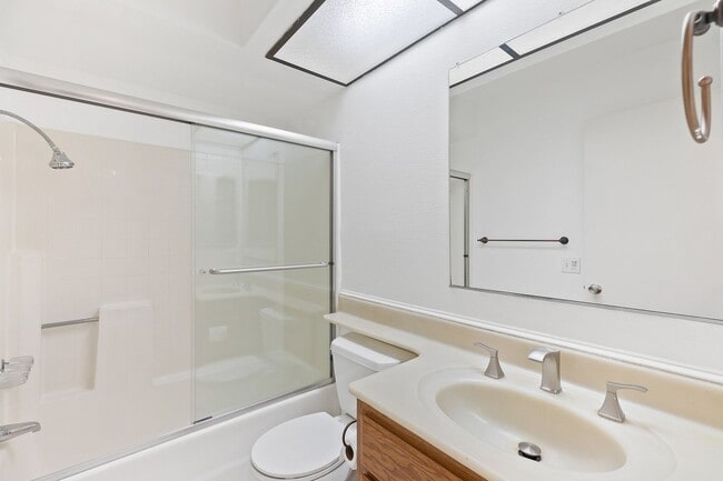 Foto del edificio - 2 Car Garage and 3 Bedroom Townhome Beauty.