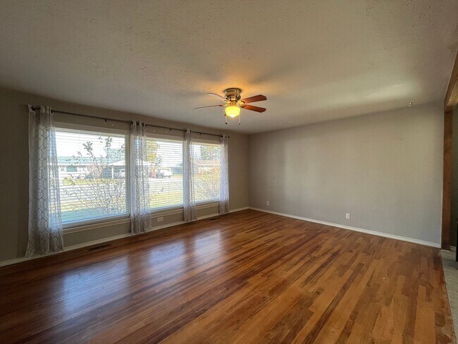 Building Photo - Corner Lot House w/ Large Yard - Pets Welc...