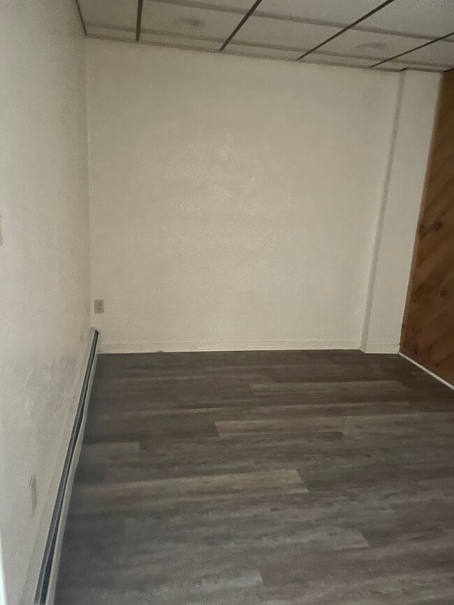 bed 1 - 1700 Centre Ave