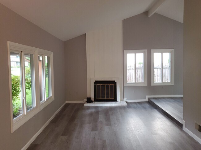 Living room - 417 Sugarland Run Dr
