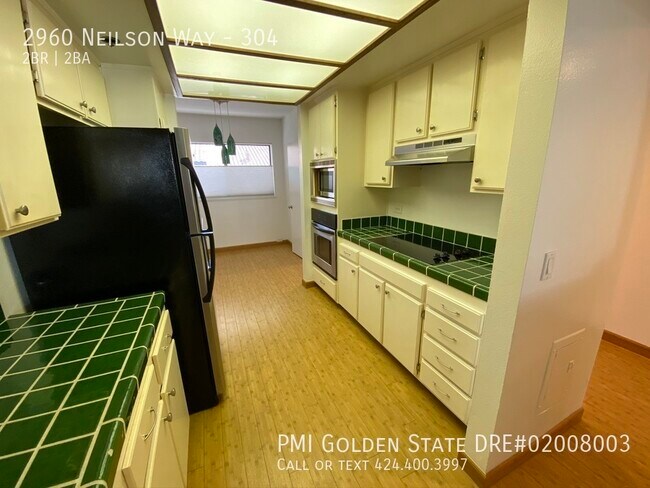 Building Photo - Fantastic 2 bedroom 2 bath unit in highly ...