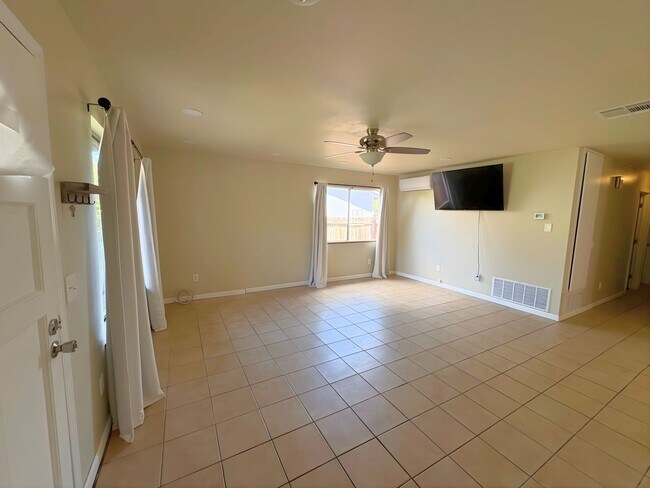 Foto del edificio - 8186-8188 Zinnia Place