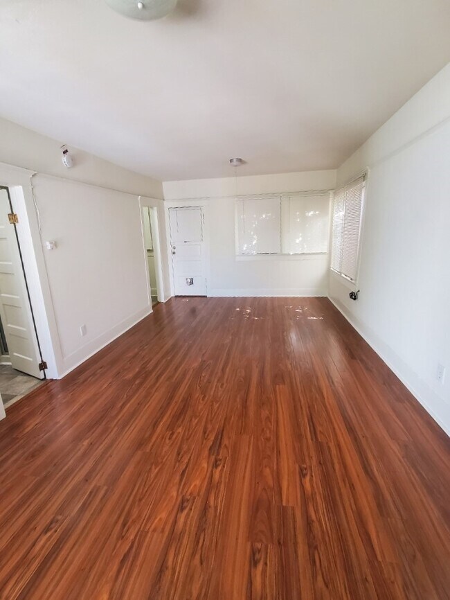 viviendo - 947 E 2nd St