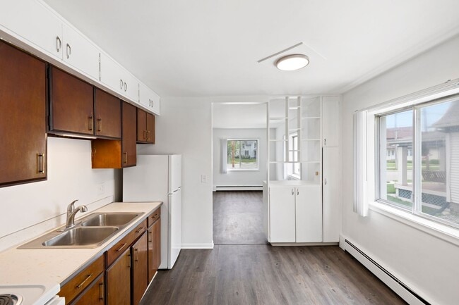 Interior Photo - Colonial Manor