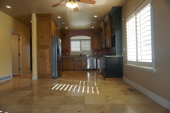 Building Photo - Gorgeous 4 Bedroom Sandy Home "Pet Friendly"