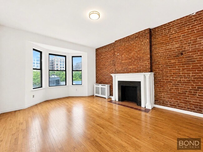 Foto del edificio - Sun Soaked 3BR + Roof Deck in a Prewar Elevator Building | Upper West Side