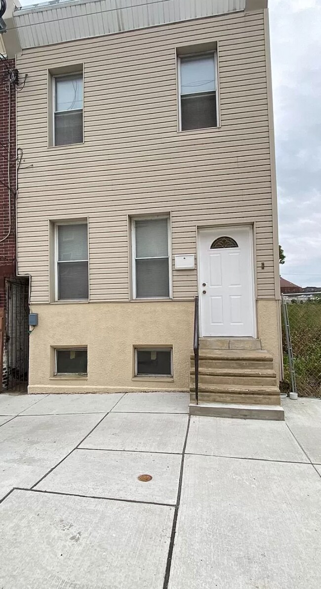 Building Photo - 3053 Richmond St