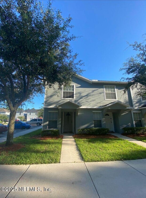 Foto principal - 8465 McGirts Village Ln