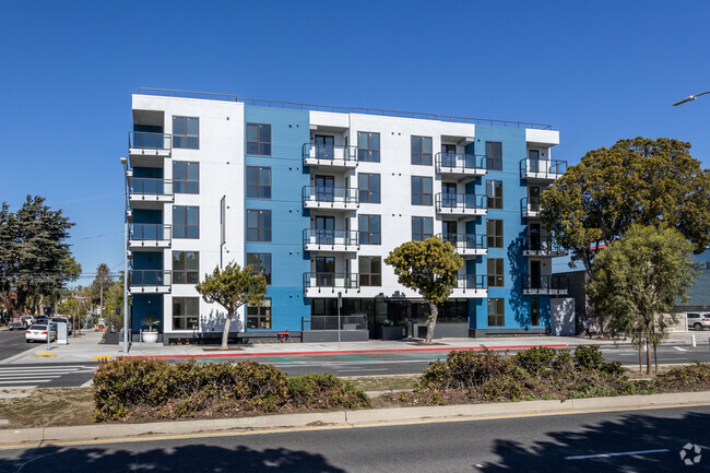 Building Photo - The Charlie Mar Vista