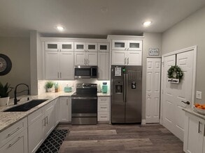 Building Photo - 3636 Pine Oak Cir