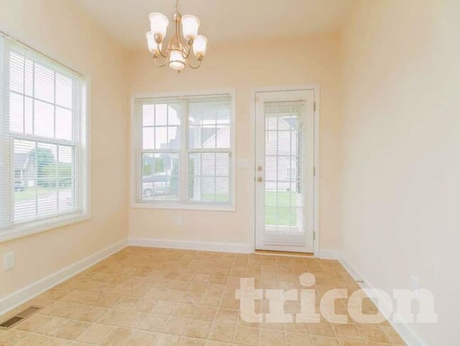 Building Photo - 1015 Golf View Way