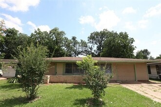 Building Photo - 5734 Lyndhurst Dr
