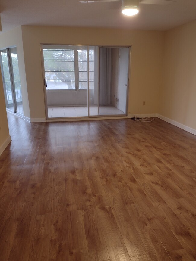 Foto del edificio - 1655 S Highland Ave