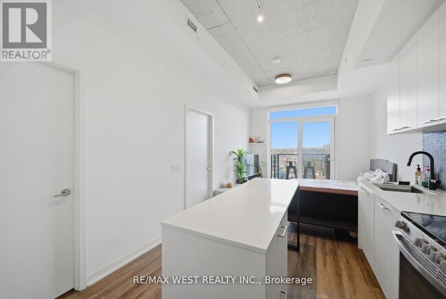 Photo du bâtiment - 1808 St Clair Ave W