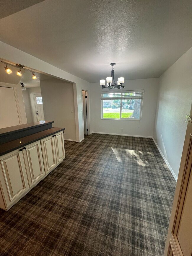 Building Photo - Spacious 4 bedroom, 2 bath single family home