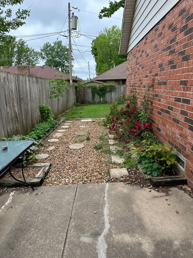 Building Photo - South Springfield beautiful large duplex h...