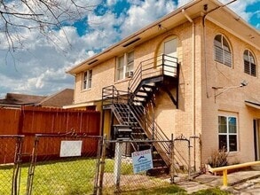 Building Photo - 1602 Henninger St