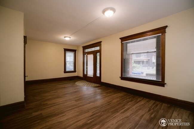 Foto del edificio - Completely Renovated Home--One block off o...