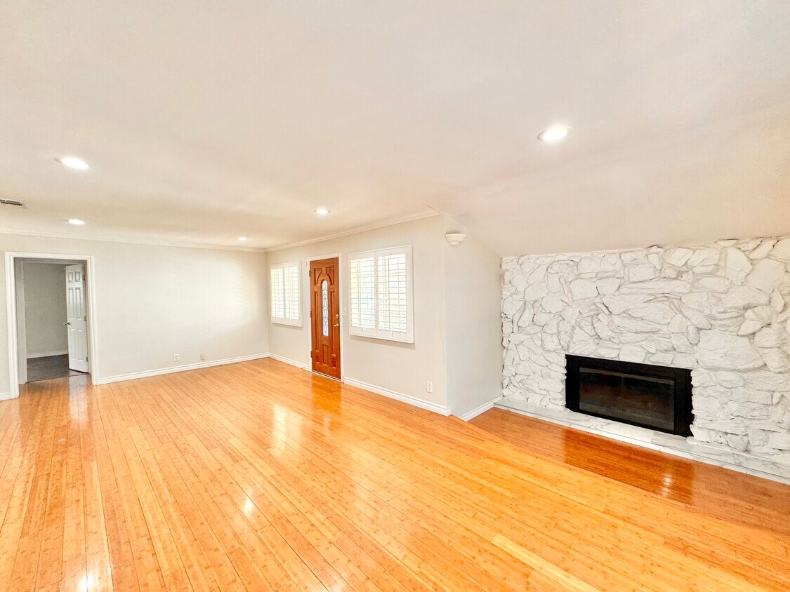 Primary Photo - 110 Catalina St