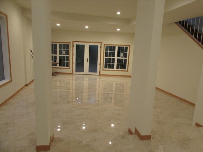 Building Photo - 201 Vanderpool Ln