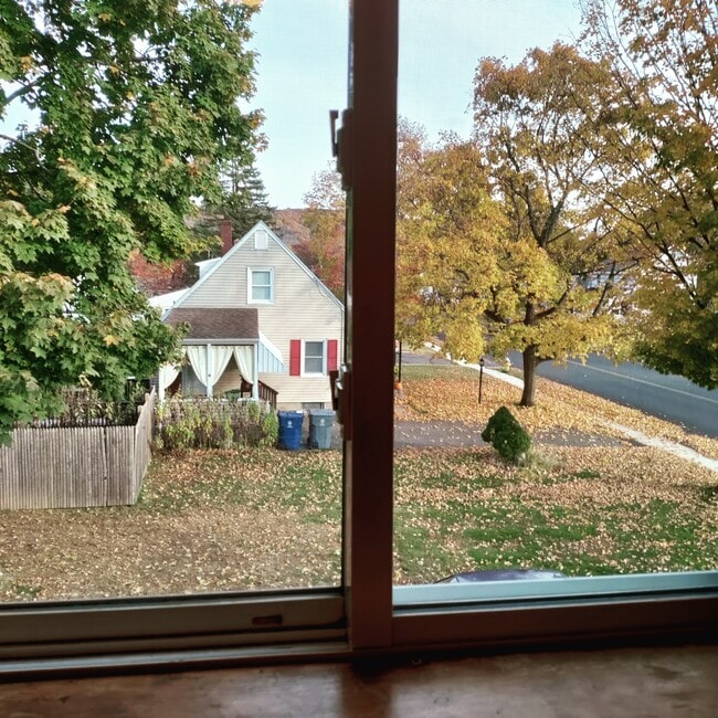 Foto del edificio - 57 Tomlinson Ave