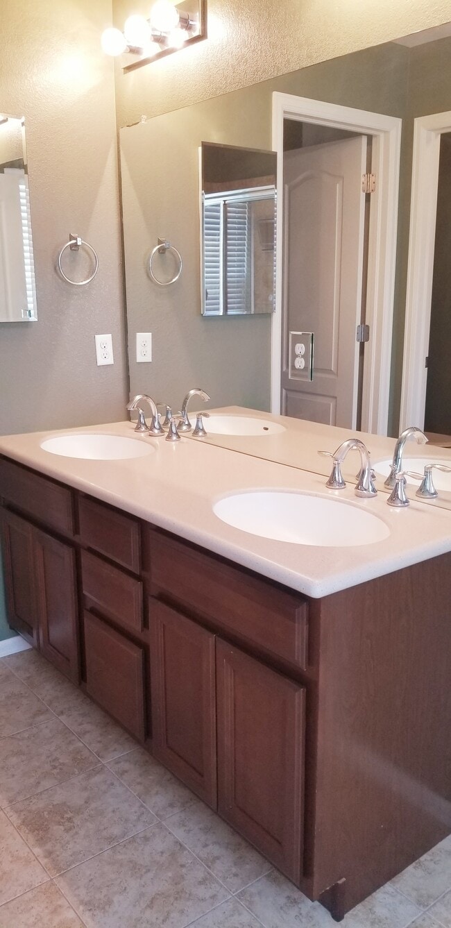 Master bathroom - 15455 Carob Cir
