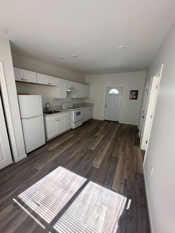 Building Photo - 201 Eaton Way