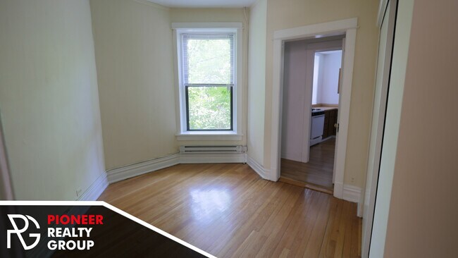 Building Photo - 434 W Belden Ave