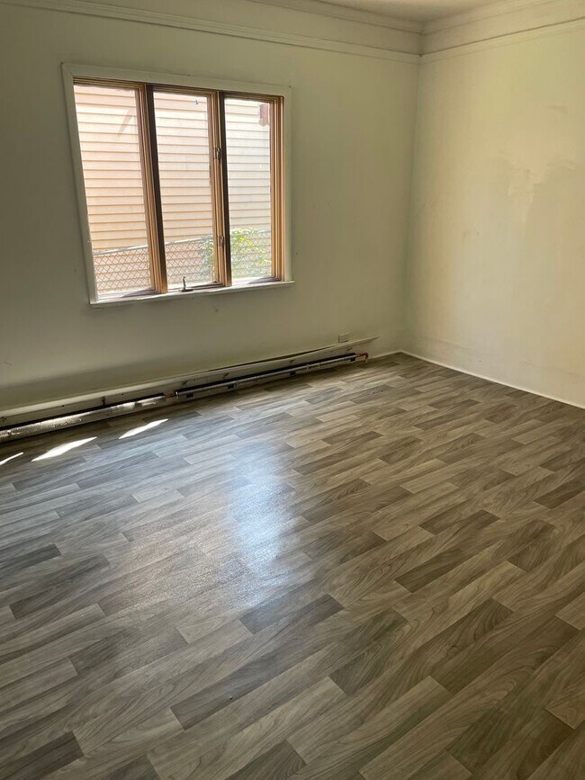 Building Photo - SPACIOUS FOUR BEDROOM HOUSE FOR RENT!