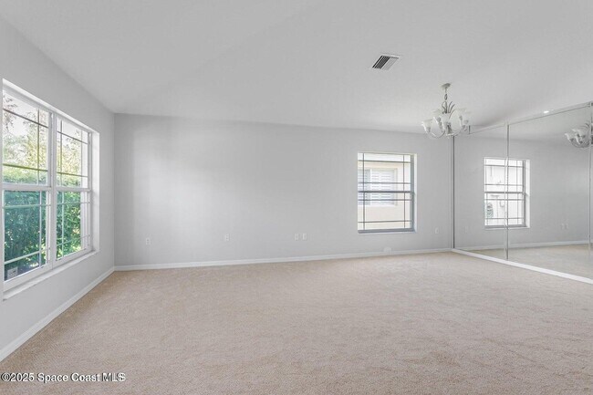 Foto del edificio - 621 Misty Creek Dr