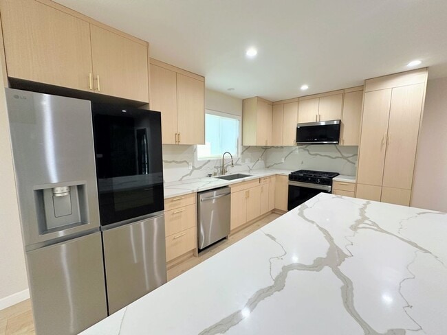 Foto del edificio - 6722-6724 Hesperia Ave. &amp; 18020 Welby Ave.