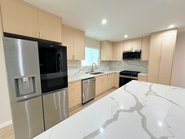 Foto del edificio - Gorgeous 4bd/3ba home with all appliances, and driveway parking