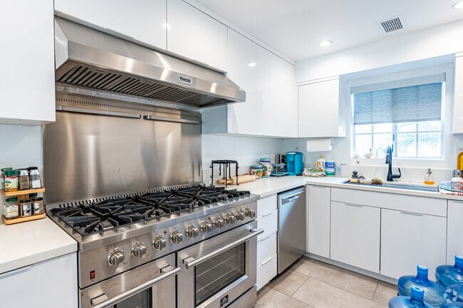 Cocina de la casa club - Huntington Oaks Village 55+ Senior Community