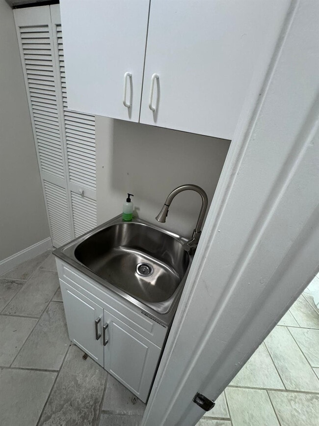 Foto del edificio - 7711 NW 29th St