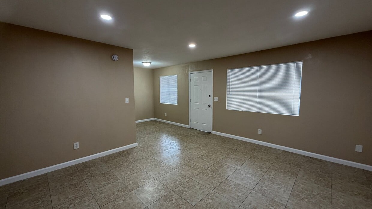 Two Bedroom One Bathroom Apartment in San Bernardino! - Two Bedroom One Bathroom Apartment in San Bernardino!