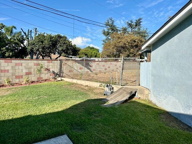 Building Photo - GREAT 3BD HOUSE WITH INCREDIBLE OUTDOOR SPACE!