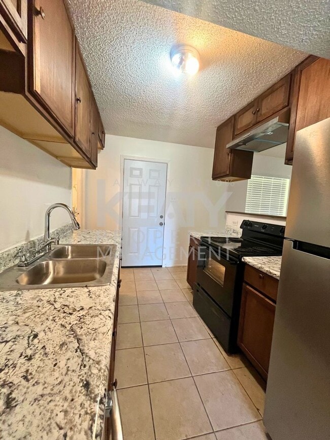 Building Photo - 3 bedroom, 2 bathroom home NOW available!