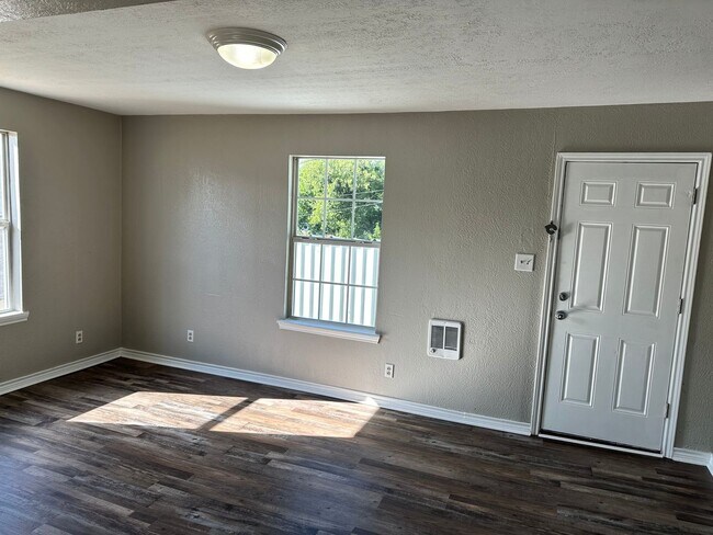 Building Photo - Garage Apartment Available!