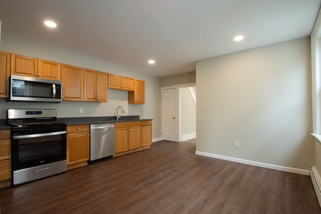 Building Photo - Newly Renovated 3 Bedroom 1.5 Bathroom Sla...