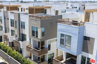Building Photo - 1678 Topanga