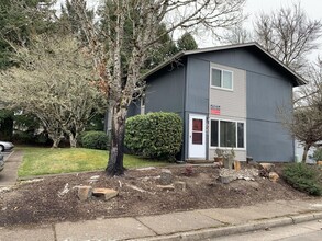 Building Photo - 957 NW Oak Ave
