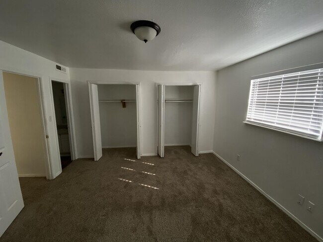 Building Photo - 500 Sinclair Dr