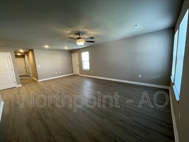 Building Photo - 208 SW Sunflower St
